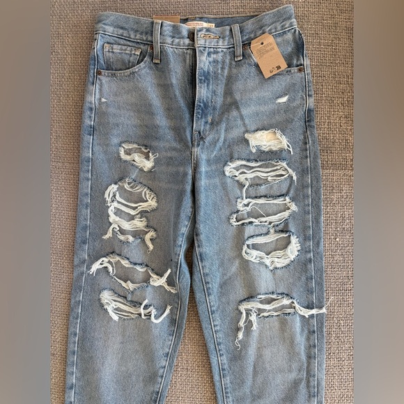 Levi’s High-Waisted Mom Jean – Size 27 - Picture 5 of 10